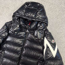 Load image into Gallery viewer, Moncler Corydale Black Size 4
