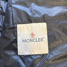 Load image into Gallery viewer, Moncler Renald Navy Size 7
