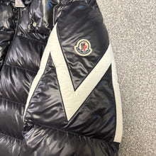 Load image into Gallery viewer, Moncler Corydale Black Size 4
