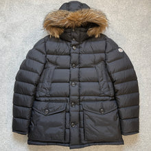 Load image into Gallery viewer, Moncler Cluny Black Size 5
