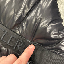 Load image into Gallery viewer, Women’s Moncler Echinops Black Size 4
