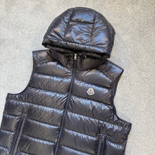 Load image into Gallery viewer, Moncler Barant Gilet Navy Size 7
