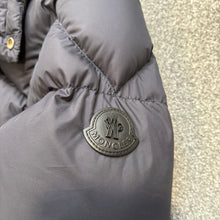 Load image into Gallery viewer, Moncler Bauges Navy Size 3
