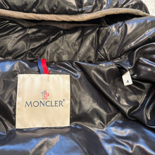 Load image into Gallery viewer, Moncler Harry Black &amp; Grey Size 4
