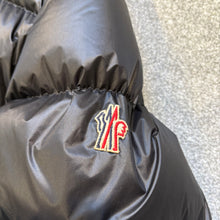 Load image into Gallery viewer, Moncler Grenoble Hintertux Black Size 6
