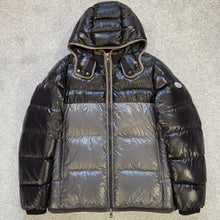 Load image into Gallery viewer, Moncler Harry Black &amp; Grey Size 4
