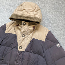 Load image into Gallery viewer, Moncler Beaumont Beige &amp; Navy Size 5
