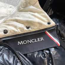 Load image into Gallery viewer, Moncler Grenoble Noussan White Camo Size 3
