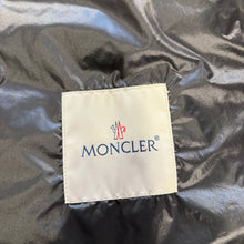 Load image into Gallery viewer, Moncler Daniel Black Size 7
