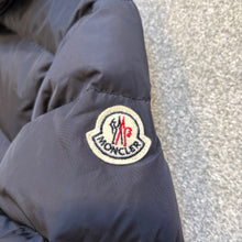 Load image into Gallery viewer, Moncler Canut Navy Size 5
