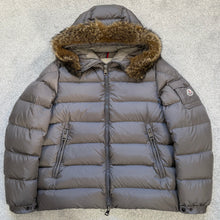 Load image into Gallery viewer, Moncler Byron Grey Size 6
